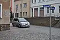 Straßenkreuzung mit der Erinnerungstafel in Wurzen