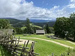 Der Hof im Sommer