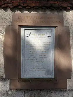 St.-Jakob-Kirche, Basel. Schlacht bei St. Jakob an der Birs. Die 1917 geschaffenen Fresken an der Fassade stammen von Alfred Heinrich Pellegrini (1881–1958) und zeigen den Steinwurf des Arnold Schick in der Schlacht von 1444. Ebenfalls in die Fassade eingelassen ist eine Gedenktafel, die an die Schlacht von 1444 erinnert. Schlacht bei St. Jakob an der Birs