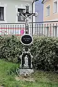 Das Gedenkkreuz am ehemaligen Friedhof