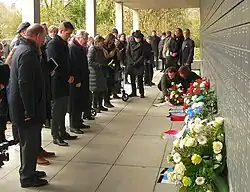 Kranzniederlegung an der „Wand der Namen“ am Tag des Gedenkens an die Opfer des Nationalsozialismus, 2023