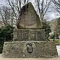 Gedenkstein von 1882, unten angebracht die gusseiserne Gedenktafel für die 1848 gefallenen Schleswig-Holsteiner aus den 1850er Jahren.