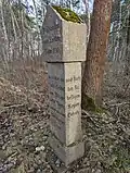 Schrägansicht rechte und vordere Seite des Gedenksteins.