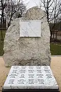 Wiedererrichteter Gedenkstein Sarajevo im Wald der Erinnerung