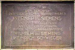 Gedenktafel von 1926 zwischen den Aufgängen zur U2[6]