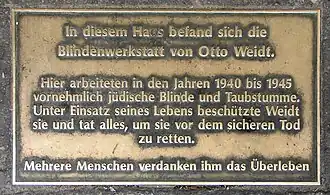 Gedenktafel im Boden der Hofeinfahrt am Haus Rosenthaler Straße&nbsp;39
