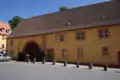 Torbogenhaus und Marstall, Blick von der Schlossseite (Westen)