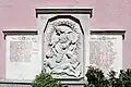 Gefallenendenkmal bei der Kirche