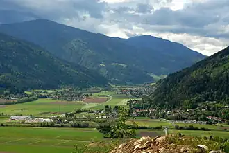 Blick vom Südende des Gegendtals nach Norden, links der Wollanigberg und das Ostende des Krastals, dahinter ansteigend die Amberger Alpe.