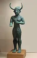 Götterfigur mit Hörnern (12. Jh. v. Chr.)