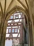Blick vom Südportal auf das Pfarrhaus