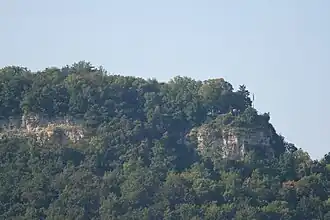 Blick auf den Ostabschnitt des Geissbergs mit Aussichtsplattform, Ruine Besserstein und Artilleriewerk
