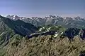 Geißfuß (Grasberg in Bildmitte) vom Entschenkopf. Im Hintergrund die Gipfel des Allgäuer Hauptkamms