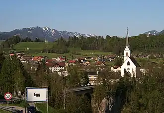 Blick vom westlichen Ortsteil Kammern über die Bregenzer Ache auf das Ortszentrum von Egg