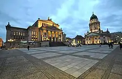 Gendarmenmarkt mit Schauspielhaus und Französischem Dom