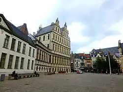 Poeljemarkt, links die Polizei, ehem. Armen­kammer (18.&nbsp;Jh.)