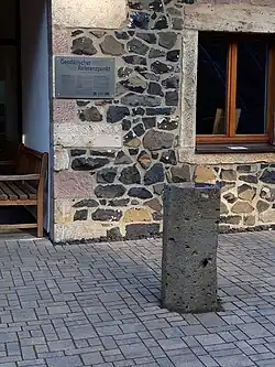 Geodätischer Referenzpunkt Kreuzberg vor dem Erweiterungsbau des Bruder-Franz-Hauses
