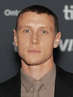 George MacKay und Callum Turner spielen in den Hauptrollen Nick und Liam, die auf der Rose of Nevada anheuern