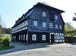 Geometrisch schmückende Verschieferung an der Alten Mangel in Ebersbach/Sa.