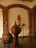 Das Taufbecken und der Heilige Samariter