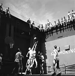 Der spätere Präsi­dent der Vereinigten Staaten, Gerald Ford, spielt Basketball auf der Monterey, Juni 1944