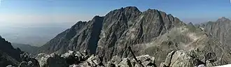 Der Zadný Gerlach rechts der Bildmitte, neben dem Sattel Gerlachovské sedlo, der den Berg vom Gerlachovský štít trennt