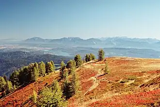 Blick von der Gerlitzen nach Südosten auf li. Klagenfurt und den Wörthersee, dahinter die Karawanken.
