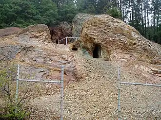Aufgelassene Kupfergrube Katharina&nbsp;I nahe Imsbach mit aufgeschlossenem Rhyolith