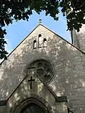 Frontseite des Kirchenschiffs und Eingangsportal (Ausschnitt)