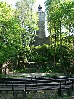 Blick auf Zuschauerraum, Bühne und Burg