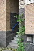 Geuzenhof, Treppenaufgang, mit abstrakten Ziegelsteinelementen von Architekt Jacob Dunnebier