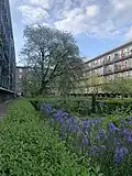 Geuzenhof 1, Amsterdam, 1935; gebaut von Huibert van Saane, Architektur Jacob Dunnebier, ursprüngliche Gartenarchitektur Mien Ruys; Neugestaltung des Gartens Copijn