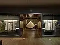 Gewändersaal mit Chormantel (Bischofsmantel) aus geritzter Seide, Spanien (?) 1100-1150, und zwei Dalmatiken. Domschatz Halberstadt