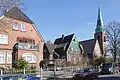 Kirche und typische Wohnhäuser der Umgebung
