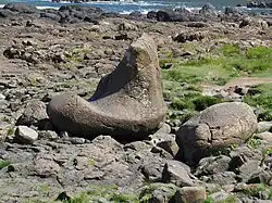 Dazwischen ein ausgewaschener Felsen