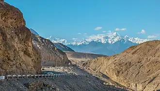 Bilchhar Dobani (rechts) und der etwas weiter entfernte Rakaposhi (7788&nbsp;m, links) von Süden über dem Indus-Tal.