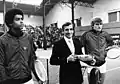 Yannick Noah (links) und Gilles Moretton (Sieger, rechts) bei der Siegerehrung des Winter Masters-Finales im Tennis Club de Lyon am 13. März 1978. In der Mitte der Schiedsrichter Noel Aymard.