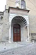 Das Südportal der Santa Maria Maggiore von Bergamo