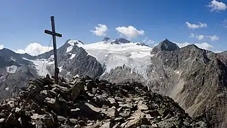 Gipfelkreuz mit Blick zum Zuckerhütl