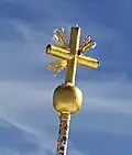 Das beschädigte neue Kreuz: Unten rechts fehlen die Strahlen (Oktober 2017)