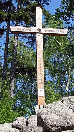 Gipfelstein-Friedenskreuz auf einer 519 m hohen Kuppe des Brandstetterkogels