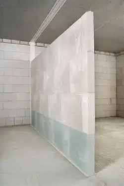 Aufbau einer nichttragenden leichten Trennwand aus massiven Gips-Wandbauplatten