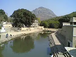 Junagadh – Blick vom Damodar Kund auf den Mount Girnar