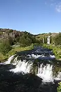 Fluss und Wasserfälle im Tal