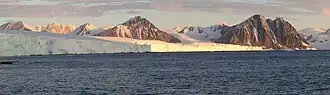 Northeast-Gletscher (links und Mitte), Mount Nemesis (Mitte) und Roman Four Promontory (rechts)