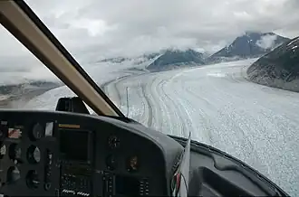 Meade-Gletscher (rechts) vereinigt sich mit einem Nebengletscher knapp 11&nbsp;km oberhalb des unteren Gletscherendes