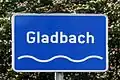 Hinweisschilder zeigen den Kanalverlauf des Gladbachs an