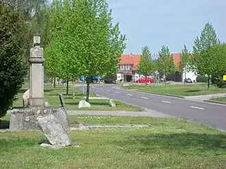 Ortsmitte Gladdenstedt mit Kriegerdenkmal