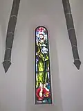 Glasfenster zentral im Chor