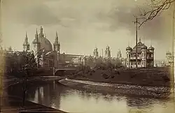 Das Hauptgebäude der Ausstellung am Ufer des Flusses Kelvin